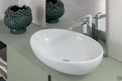 Détail du lavabo polyvalent mod. Softly en céramique blanche brillante